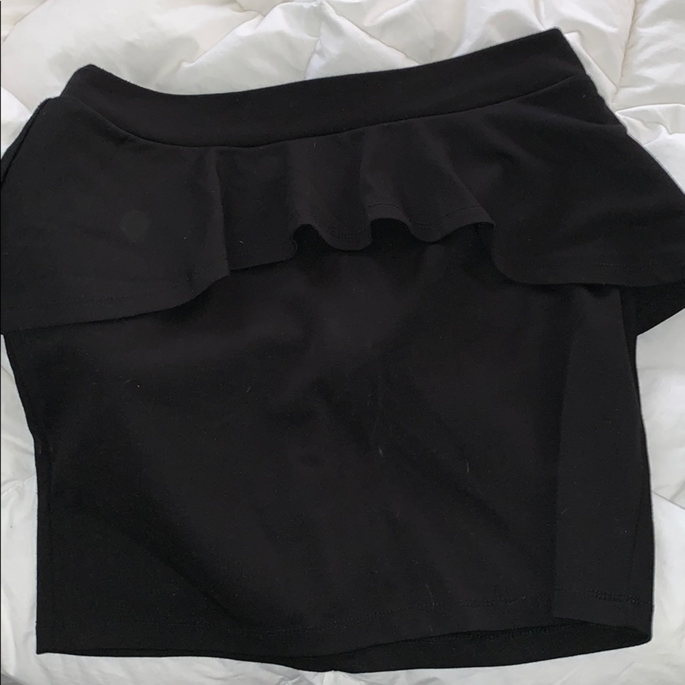 Cute black mini skirt!